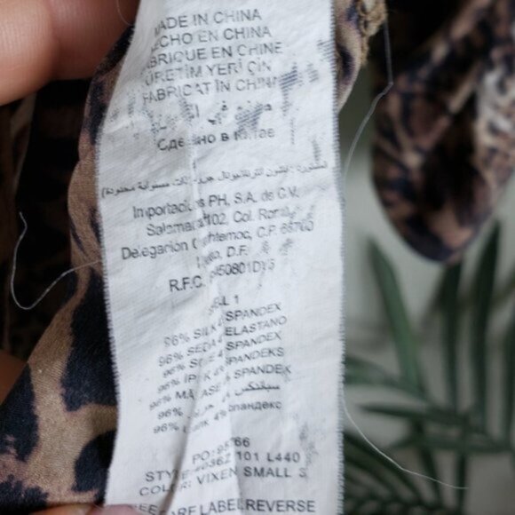 BeBe Silk Animal Print Blouse Top Button-Up Shirt size M Stretch Y2K Leopard - Picture 7 of 11